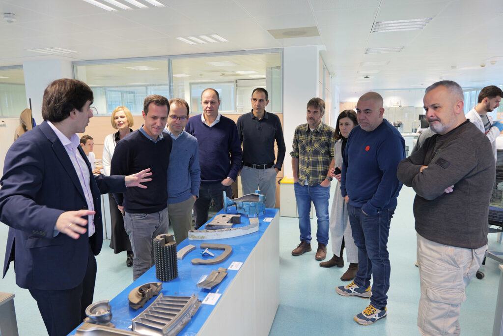 Artola, showing the breakage research area to the EIPC delegation at the AZTERLAN facilities.